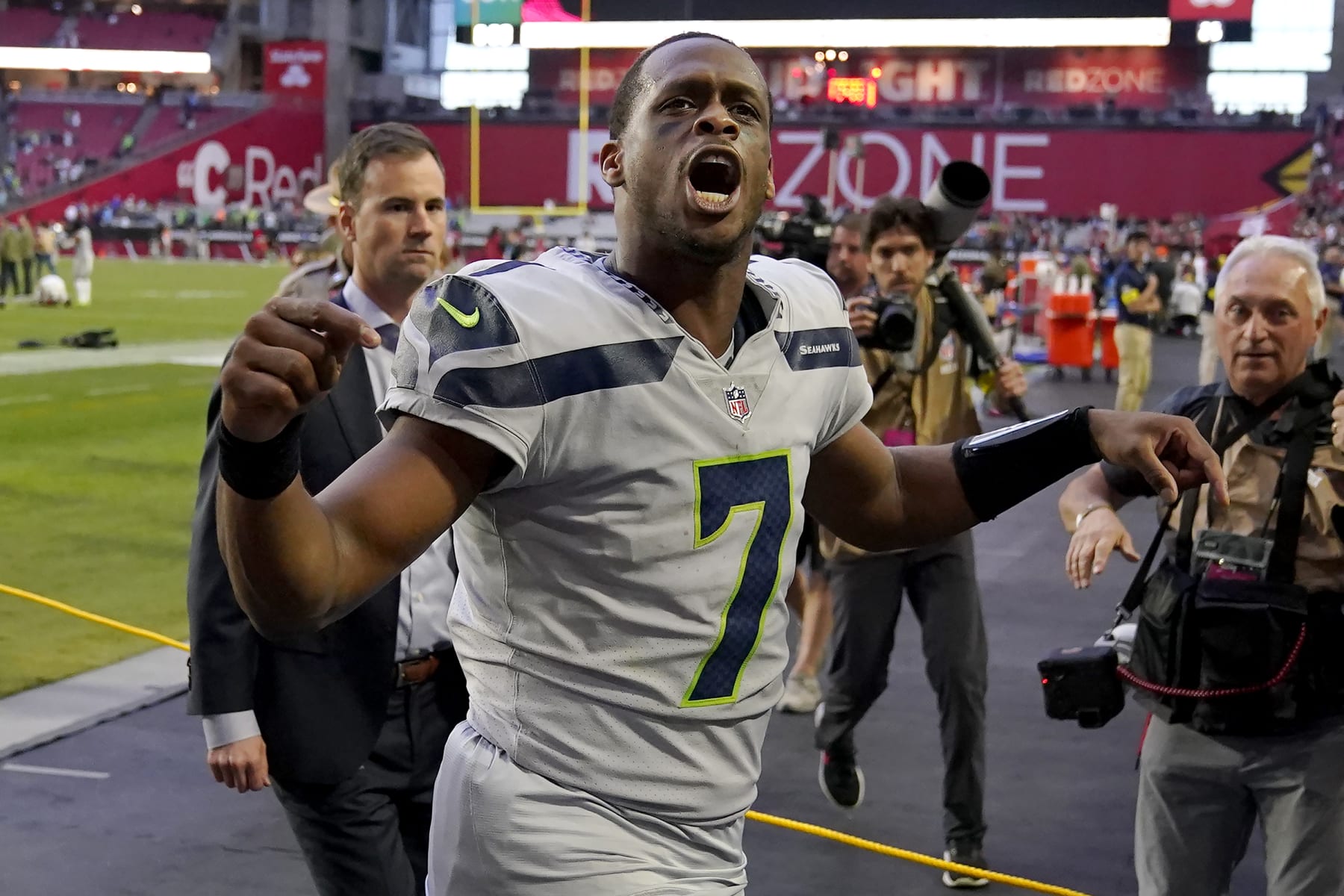 Seahawks QB Geno Smith agrees to 3-year, $105 million extension instead of  hitting free agency