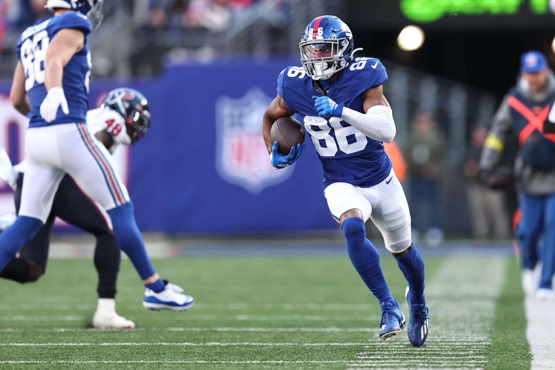 Jones, Barkley lead Giants past Texans 24-16 for 7-2 start