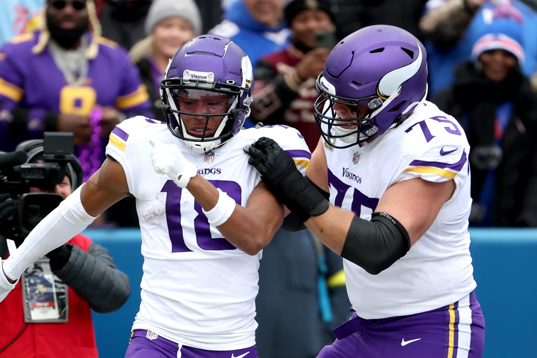 NFL Week 10 picks: Vikings shock Bills, Raiders roll Colts, Lions upset  Bears 