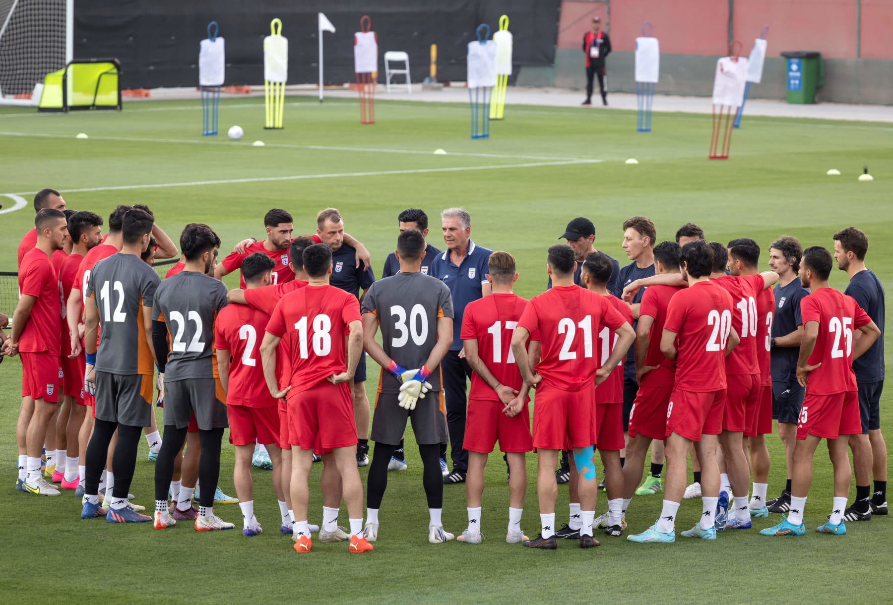 Iran's coach Carlos Queiroz (C) talks to his team during a training session in Doha on November 17, 2022, ahead of the Qatar 2022 World Cup football tournament. (Photo by FADEL SENNA / AFP) (Photo by FADEL SENNA/AFP via Getty Images)
