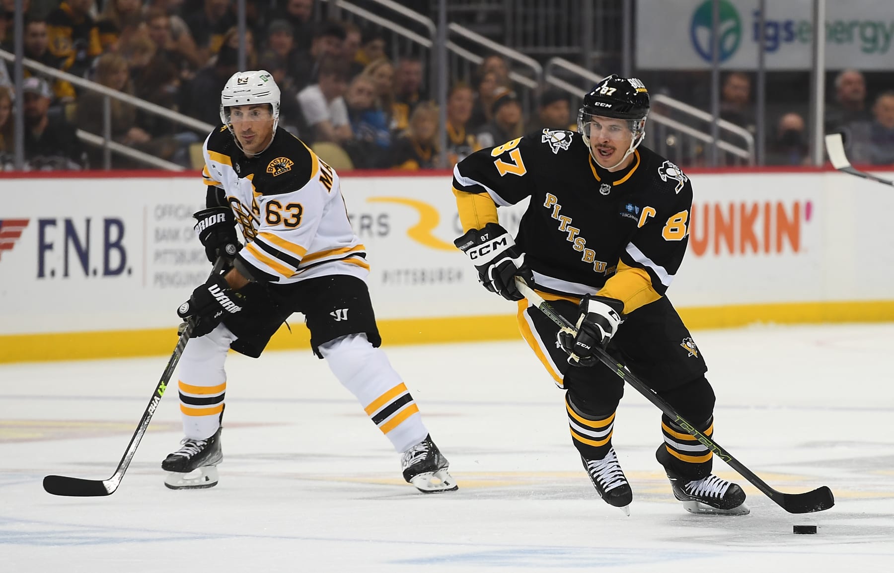 Pittsburgh Penguins center Sidney Crosby (right) and Boston Bruins winger Brad Marchand.