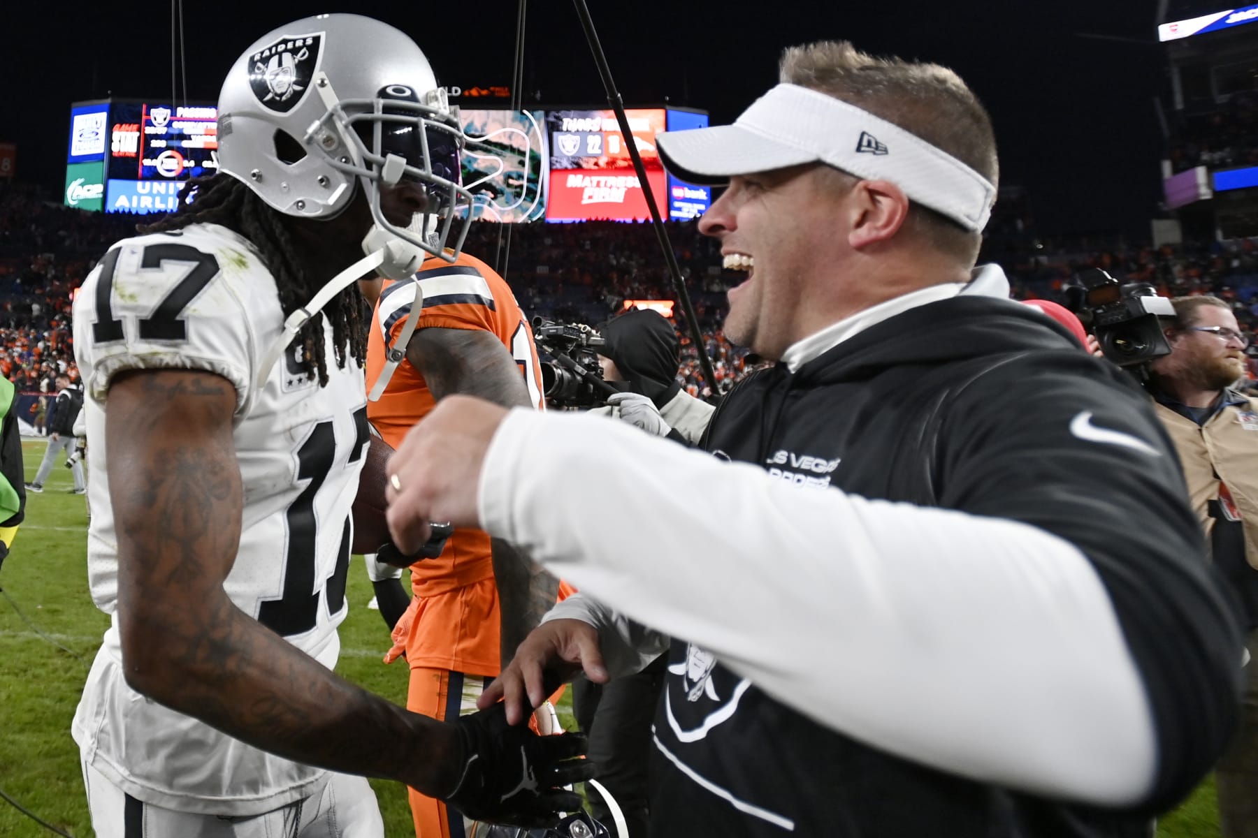 Carr-Adams connection rallies Raiders past Chargers 27-20 - Seattle Sports