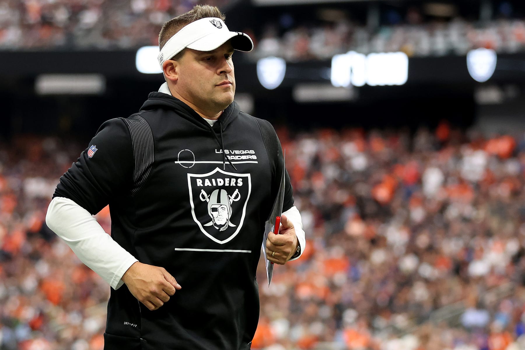 Raiders QB Derek Carr Leaves Team, Gifts Teammates Diamond Pendants