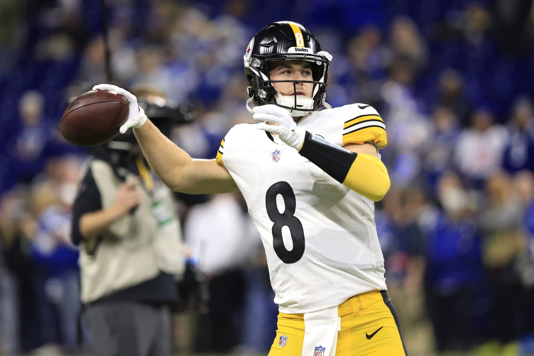 Kenny Pickett injury: Steelers QB suffers injury in Week 14 - DraftKings  Network