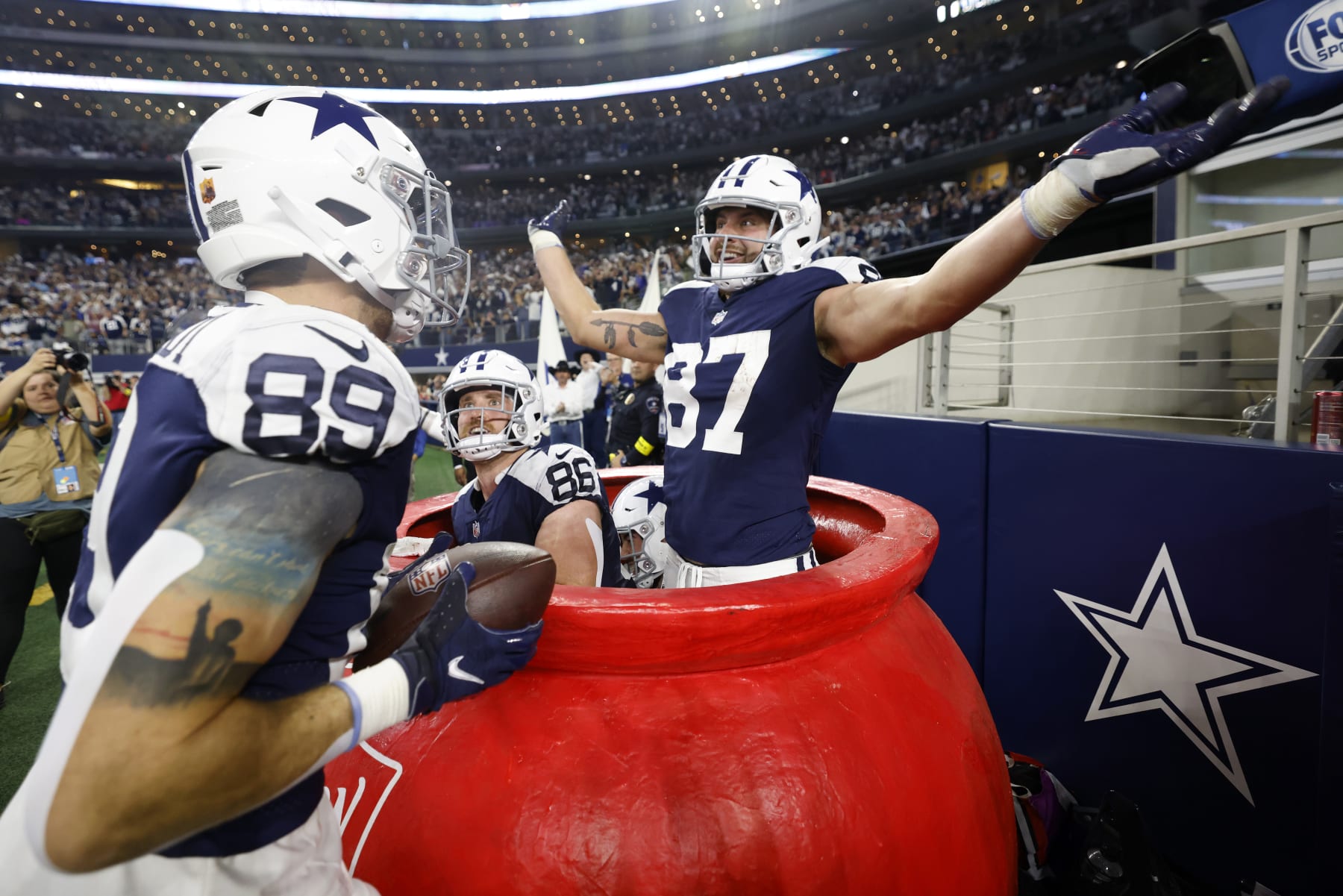 Ezekiel Elliott shared the throwback helmet that the Dallas Cowboys are  going to be wearing on Thanksgiving Day : r/cowboys