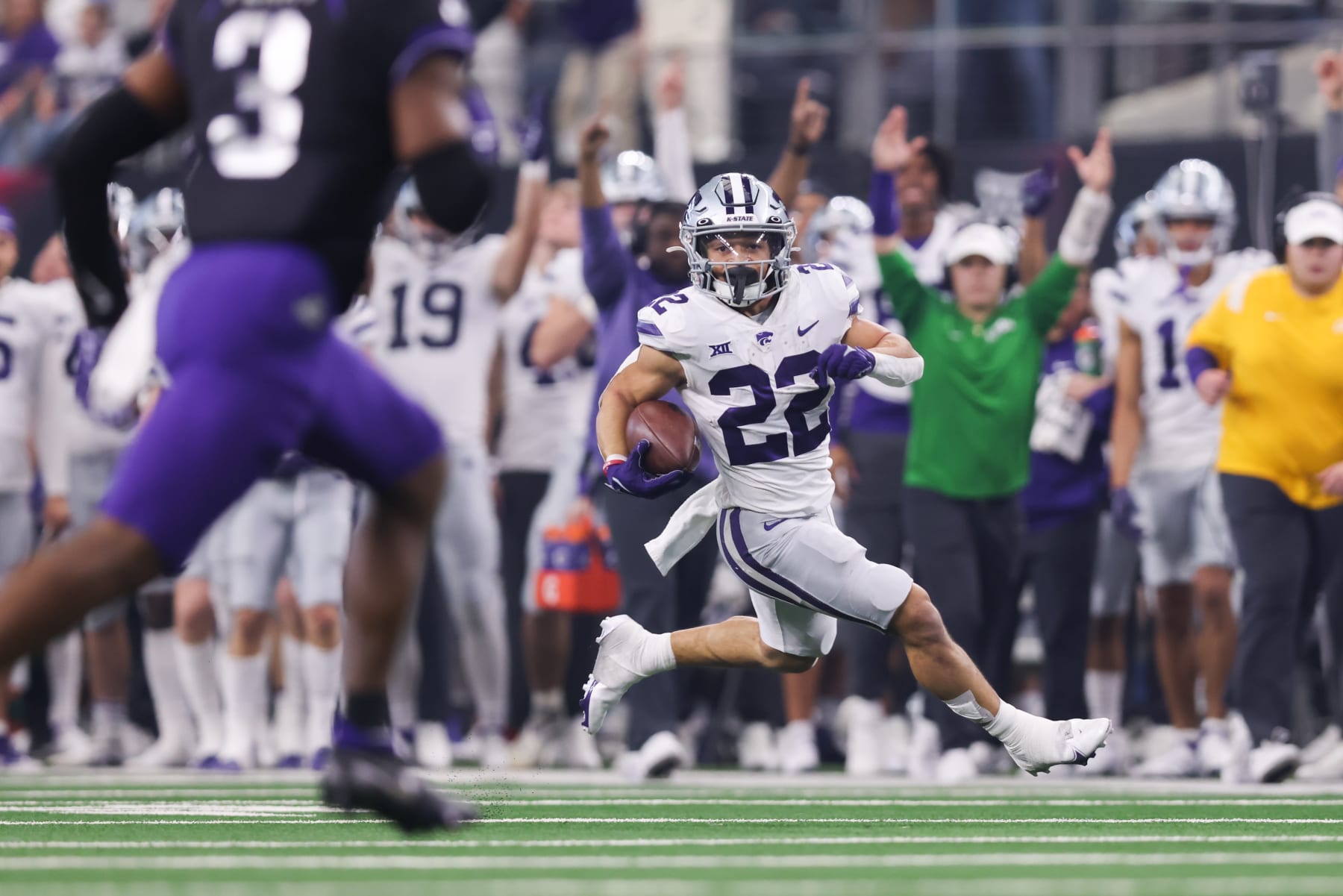 ARLINGTON, TX - DECEMBER 03: Kansas State Wildcats running back Deuce Vaughn (22) runs the ball in the Big 12 Championship Game between the TCU Horned Frogs and the Kansas State Wildcats at AT&T Stadium in Arlington, TX on December 3, 2022 (Photo by John Bunch/Icon Sportswire via Getty Images)