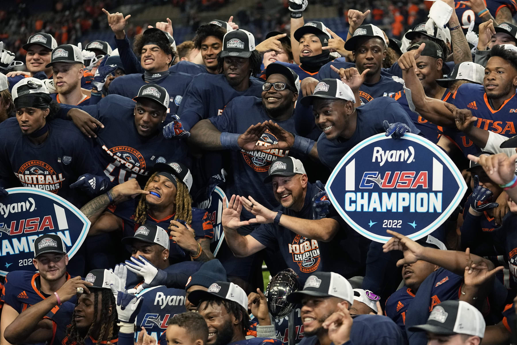 UTSA coach Jeff Traylor, center, celebrate with his team after a win over North Texas in an NCAA college football game for the Conference USA championship in San Antonio, Friday, Dec. 2, 2022. (AP Photo/Eric Gay)