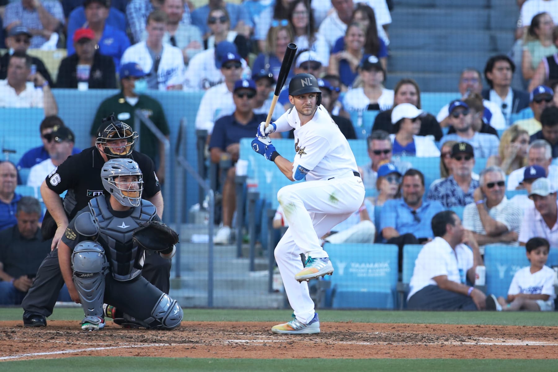 Luis Robert Jr. flexes muscle in Home Run Derby