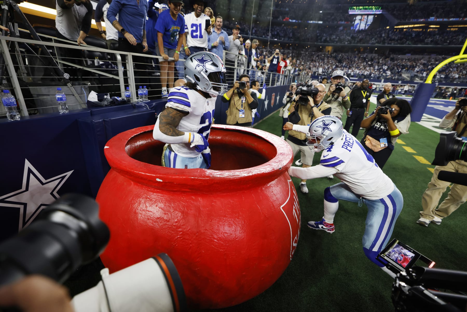 Cowboys' Ezekiel Elliott Won't Be Fined for Salvation Army TD Celebration,  Will Donate Anyway – The Hollywood Reporter