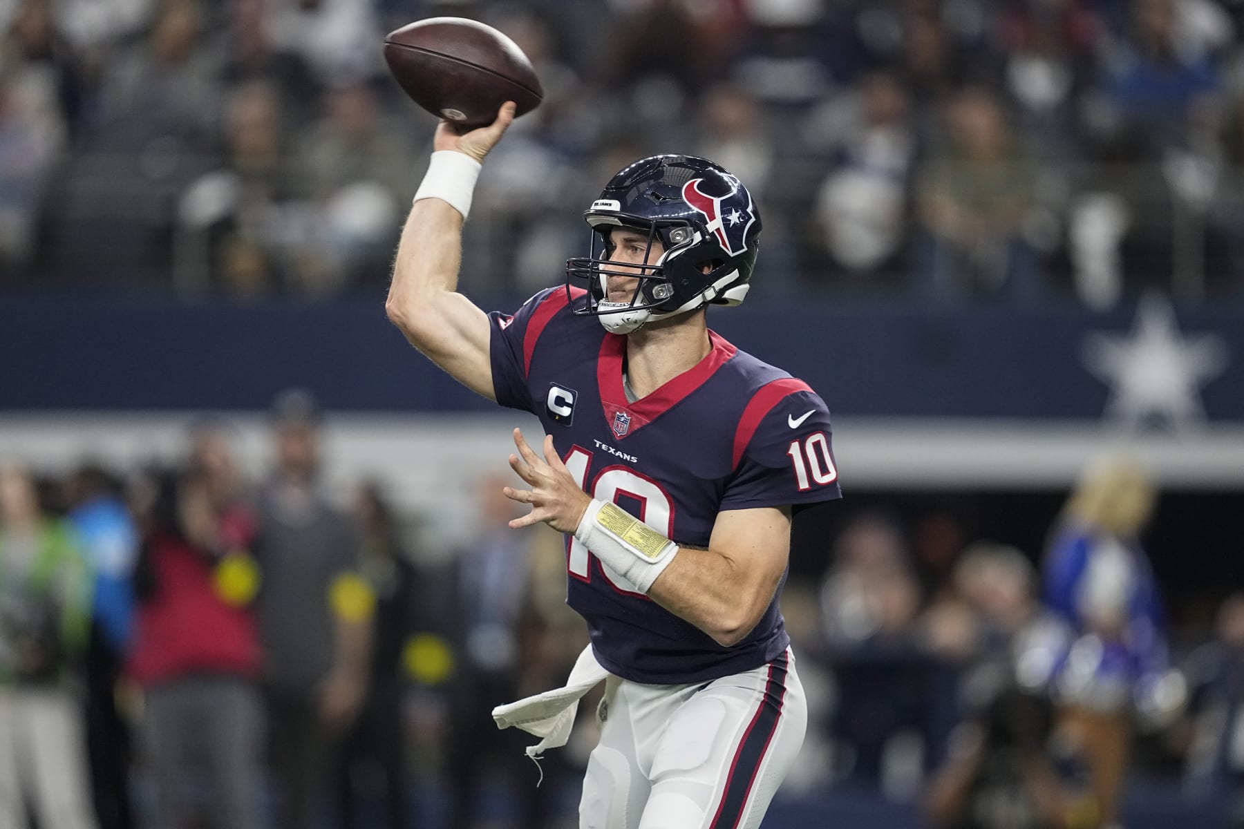 Cowboys' Jerry Jones compares Texans' quarterbacks to Brett Favre after  narrow win