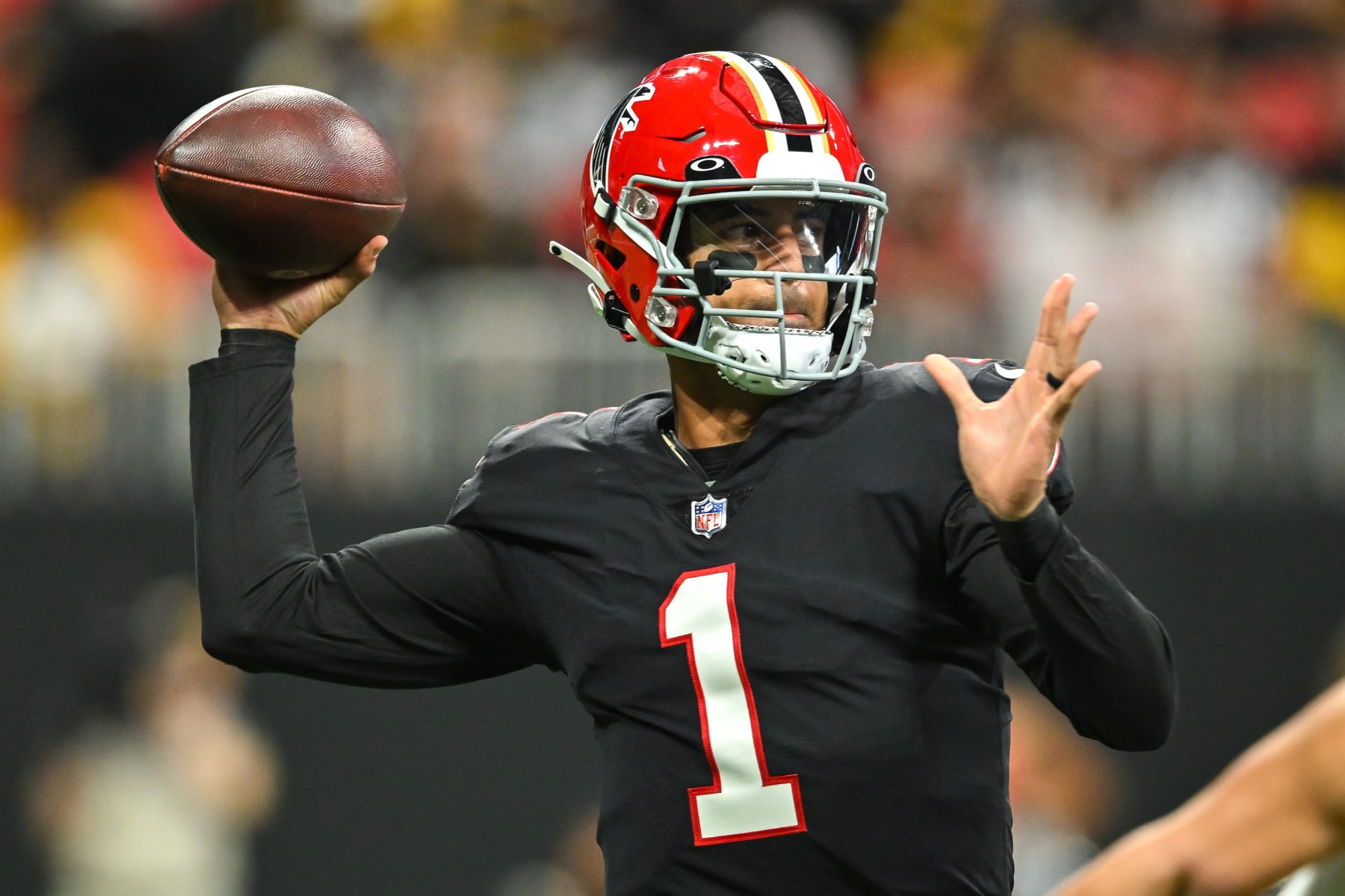 Marcus Mariota reportedly leaves Falcons after benching to have knee  evaluated; team unsure if he'll return