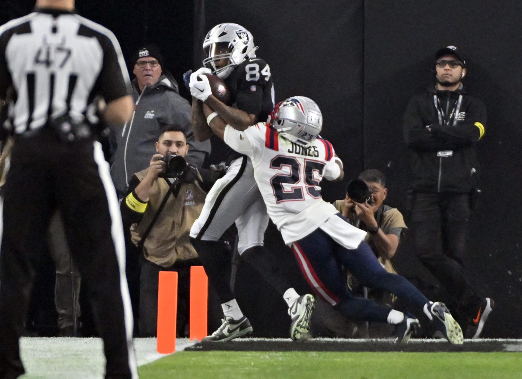 PATRIOTS FUMBLE LATERAL & RAIDERS CHANDLER JONES SCORES GAME