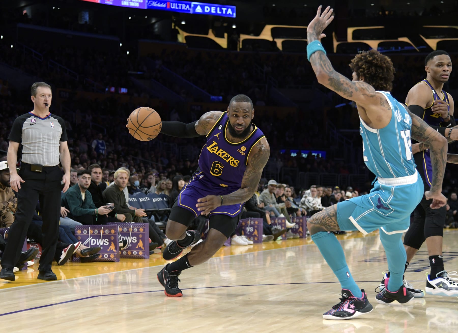 NBA Fans Clown LeBron James' Shoe Falling Off on Last Play in Lakers' Loss  to Hornets | News, Scores, Highlights, Stats, and Rumors | Bleacher Report