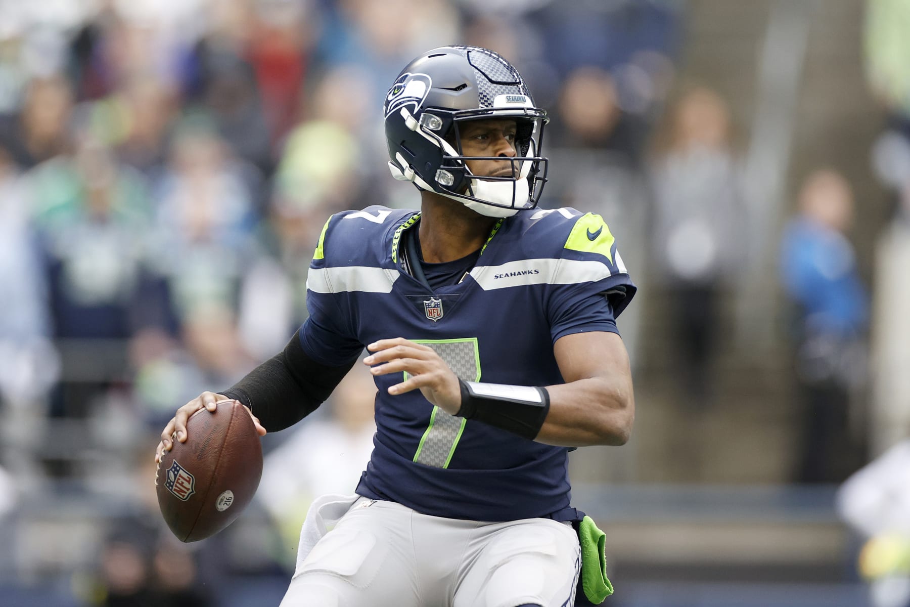 Seattle Seahawks suffer scare as Geno Smith heads to the locker room with  suspected knee injury after awkward hit by Giants' Isaiah Simmons but QB  returns for second half