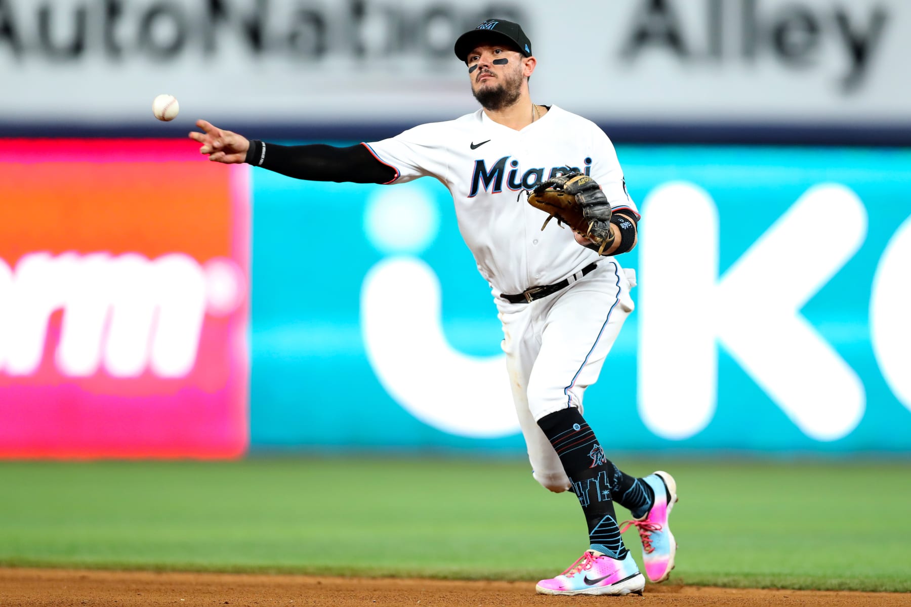 Miguel Rojas trade: Marlins send shortstop to Dodgers for infield prospect,  per reports 