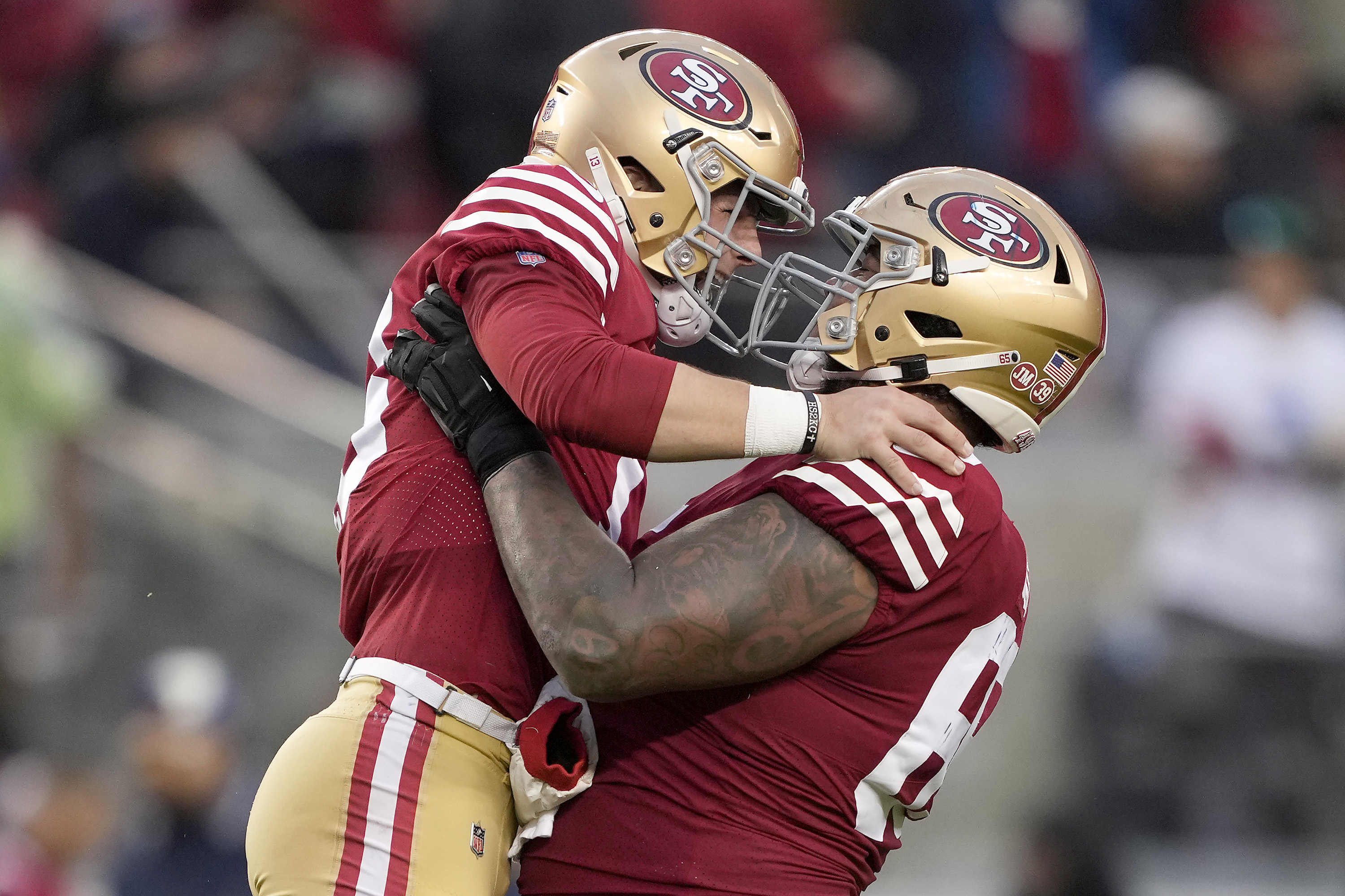 49ers QB Brock Purdy chats with childhood idol Dan Marino in