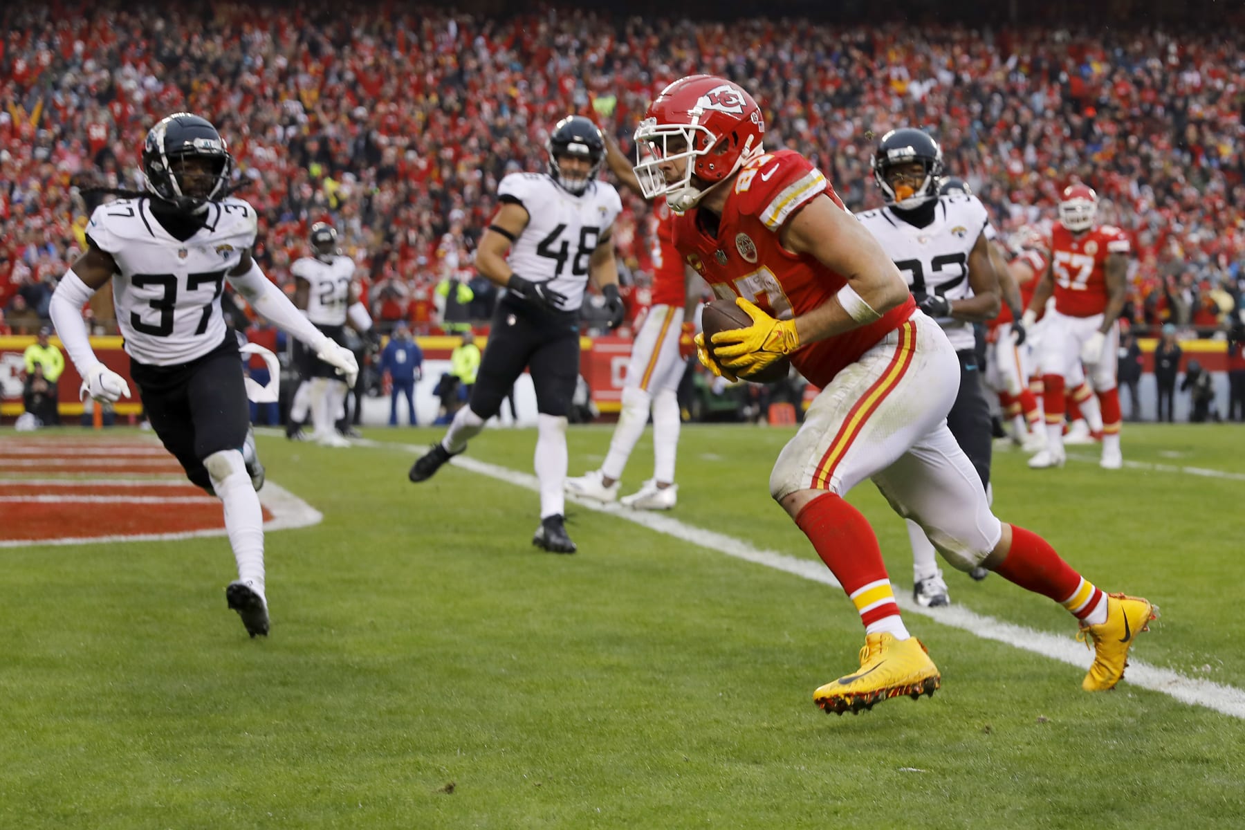 Travis Kelce sets receptions record, helps Chiefs reach Super Bowl