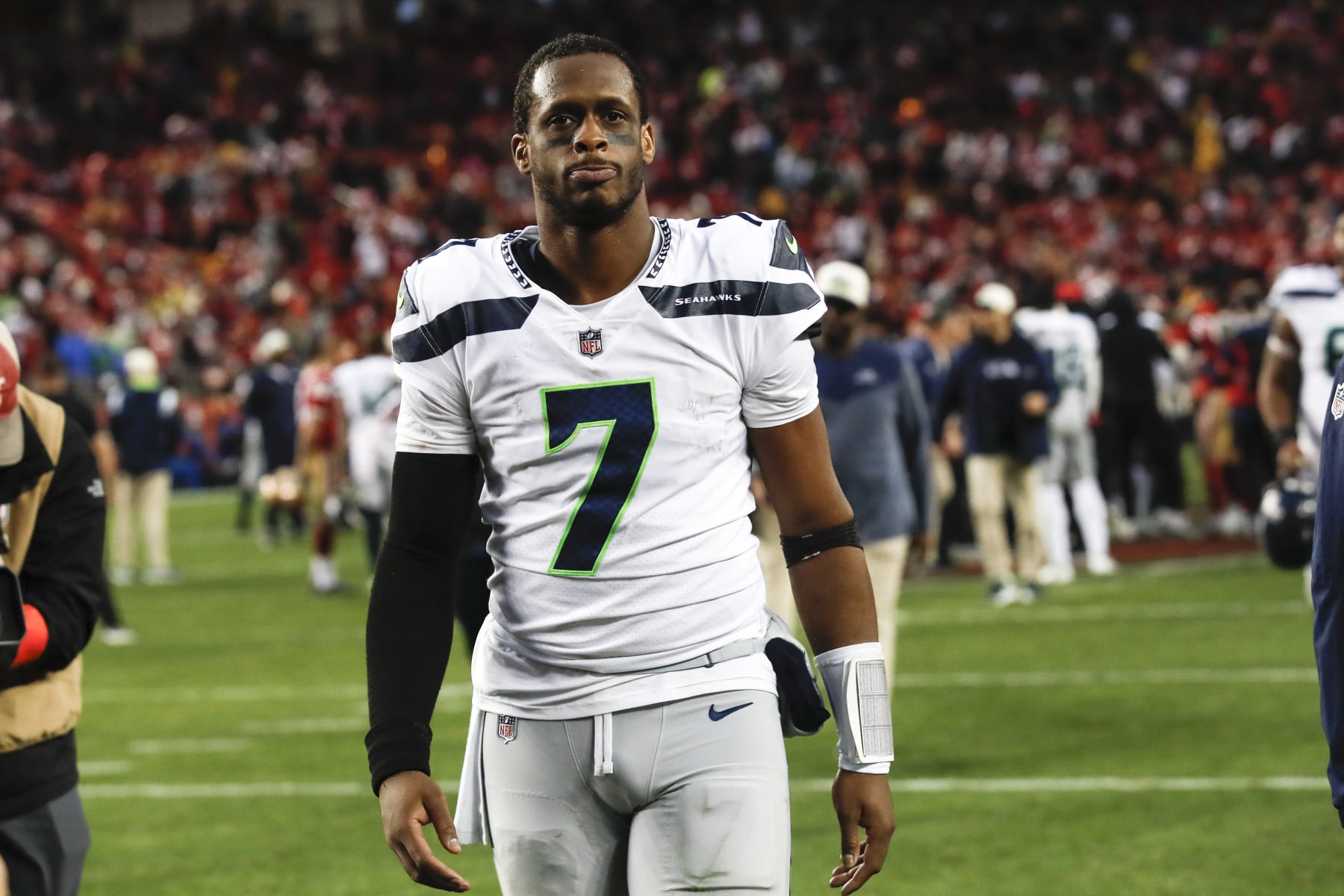 Seahawks QB Geno Smith rejoins game after knee injury, Sports