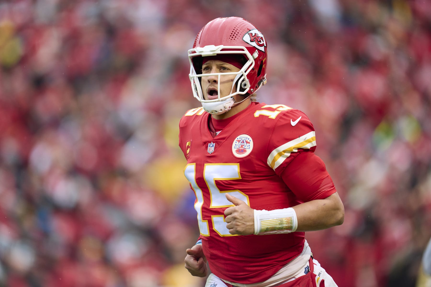 Chiefs' Mahomes hurts ankle, returns for 2nd half vs. Jags