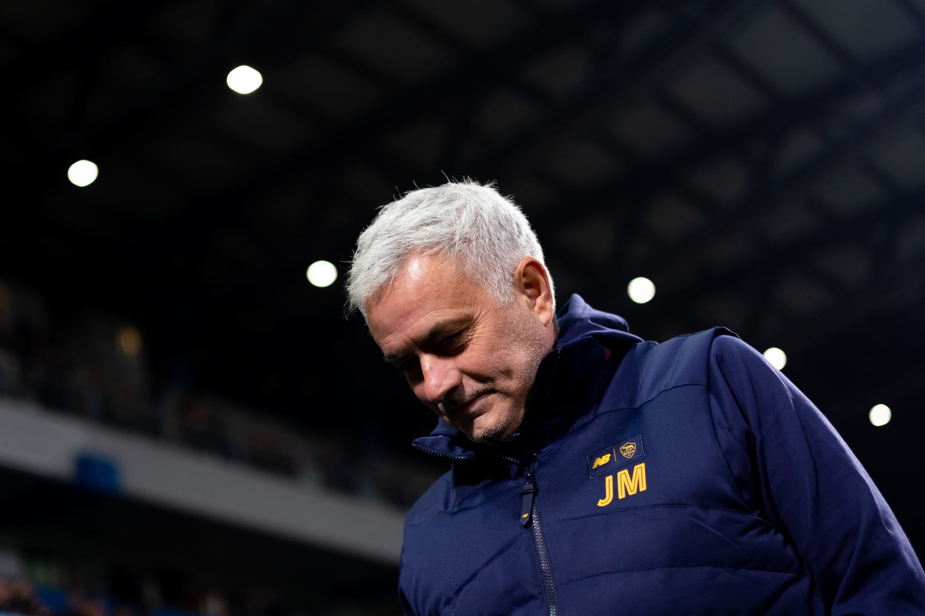 REGGIO NELL'EMILIA, ITALY - NOVEMBER 09: Jose Mourinho, Manager of AS Roma looks on during the Serie A match between US Sassuolo and AS Roma at Mapei Stadium - Citta' del Tricolore on November 09, 2022 in Reggio nell'Emilia, Italy. (Photo by Emmanuele Ciancaglini/Ciancaphoto Studio/Getty Images)