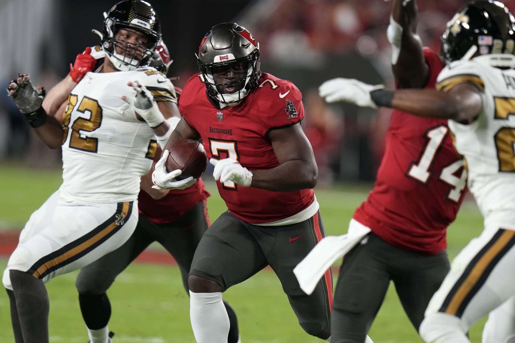 Tampa Bay Buccaneers cut left tackle Donovan Smith