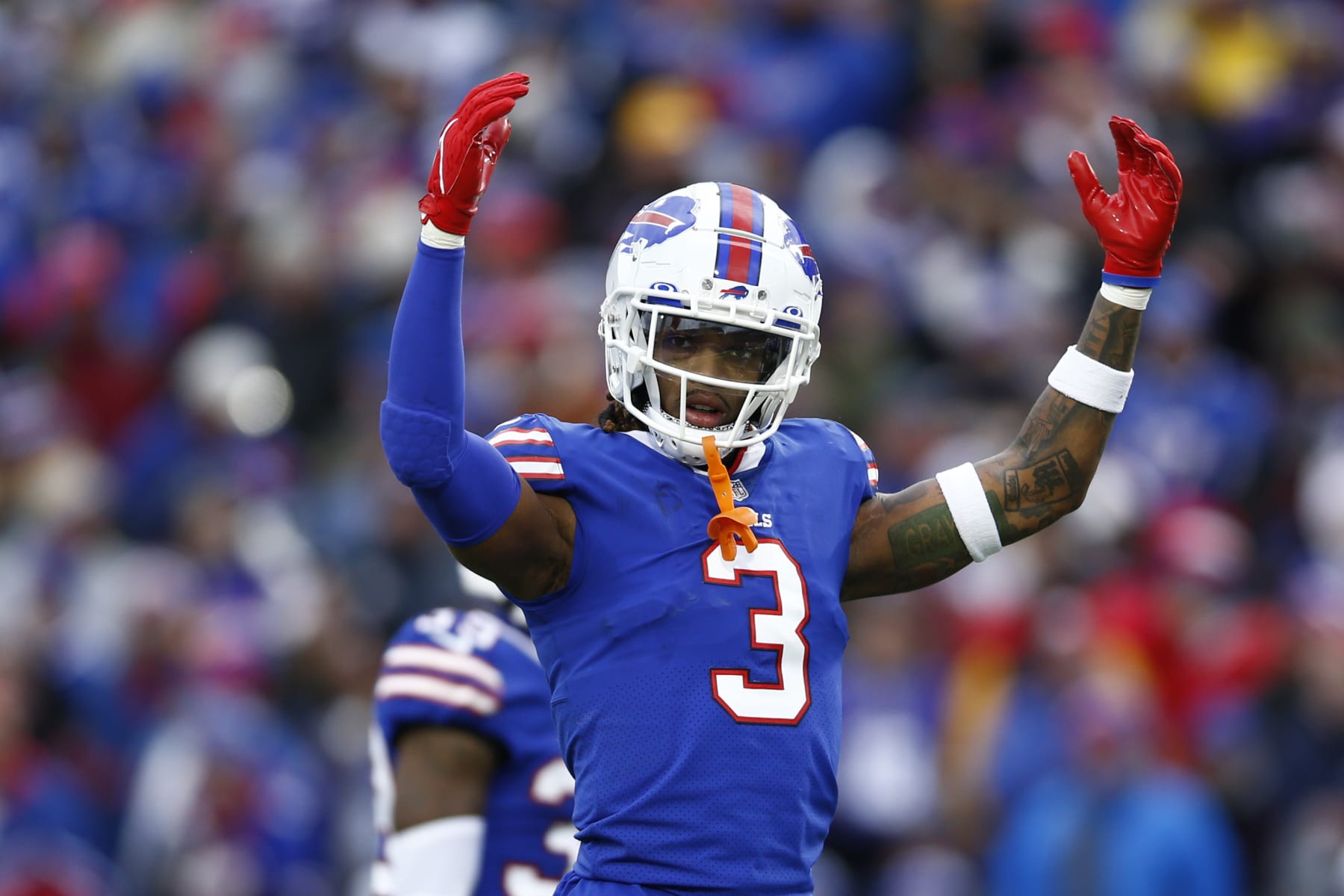 Damar Hamlin wakes up, Bills trainer Denny Kellington receives praise