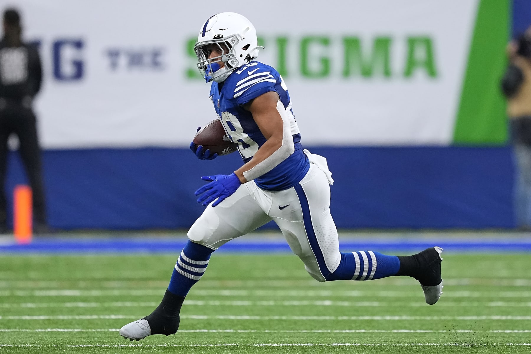 INDIANAPOLIS, INDIANA - NOVEMBER 28: Jonathan Taylor #28 of the Indianapolis Colts runs with the ball in the second quarter against the Pittsburgh Steelers at Lucas Oil Stadium on November 28, 2022 in Indianapolis, Indiana. (Photo by Dylan Buell/Getty Images) INDIANAPOLIS, INDIANA - NOVEMBER 28: Jonathan Taylor #28 of the Indianapolis Colts runs with the ball in the second quarter against the Pittsburgh Steelers at Lucas Oil Stadium on November 28, 2022 in Indianapolis, Indiana. (Photo by Dylan Buell/Getty Images)