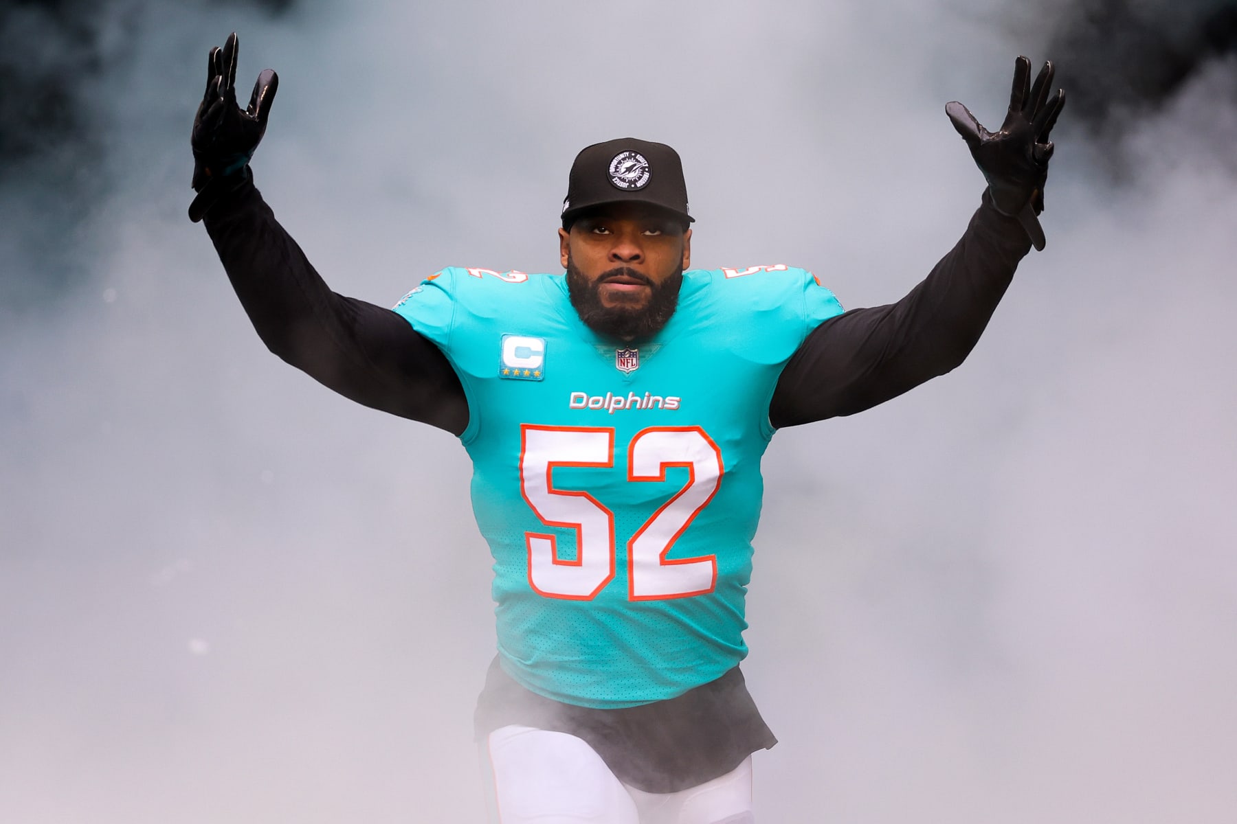 Miami. FL USA; Miami Dolphins linebacker Elandon Roberts (52