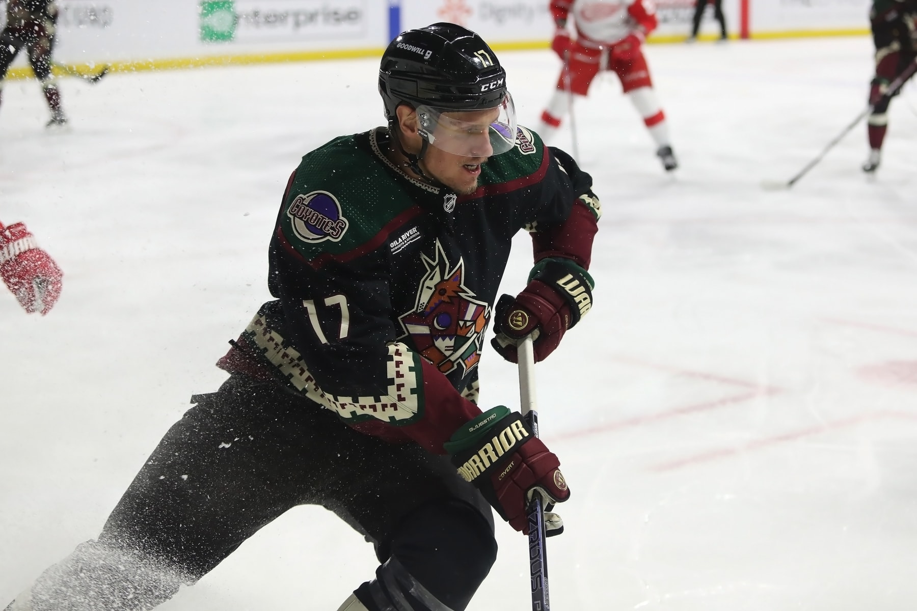TEMPE, AZ - JANUARY 17: Arizona Coyotes center Nick Bjugstad (17) stops in the corner during the second period of a Hockey game between the Detroit Red Wings and Arizona Coyotes on January 17th, 2023, at Mullett Arena in Tempe, AZ. (Photo by Zac BonDurant/Icon Sportswire via Getty Images)