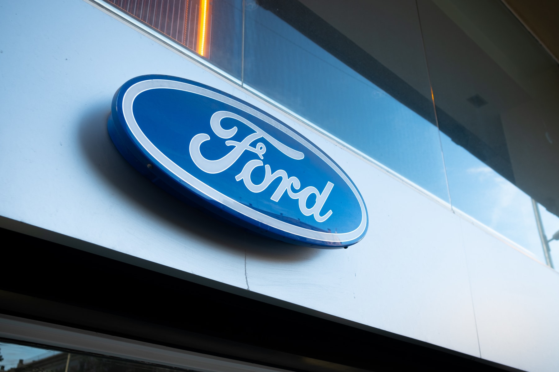 BARCELONA, SPAIN - 2022/11/23: The logo of the American automotive company Ford is seen on top of a dealership entrance in Spain. (Photo by Davide Bonaldo/SOPA Images/LightRocket via Getty Images)