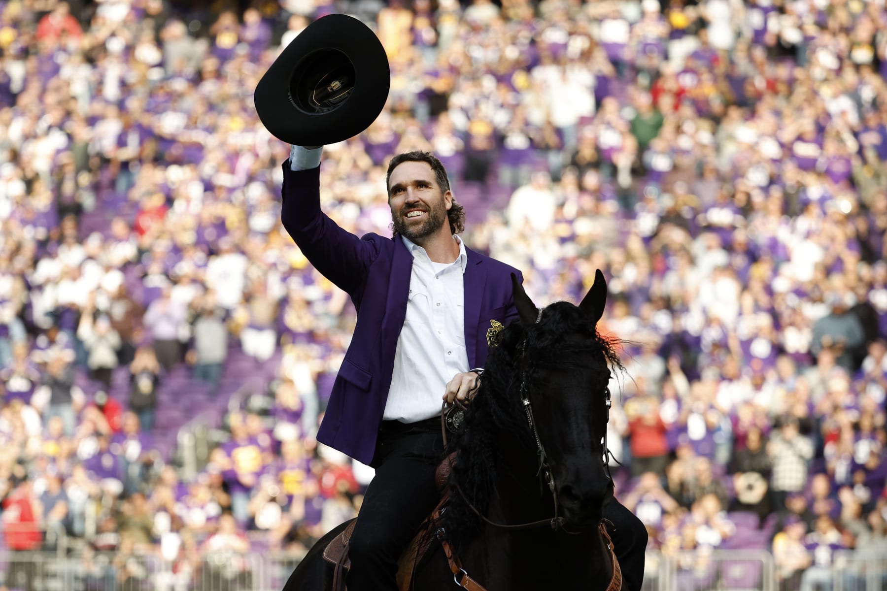 MINNEAPOLIS, MINNESOTA - OCTOBER 30: Jared Allen, former defensive end of the Minnesota Vikings, celebrates as he is inducted into the Vikings' Ring of Honor during halftime at U.S. Bank Stadium on October 30, 2022 in Minneapolis, Minnesota. (Photo by David Berding/Getty Images)