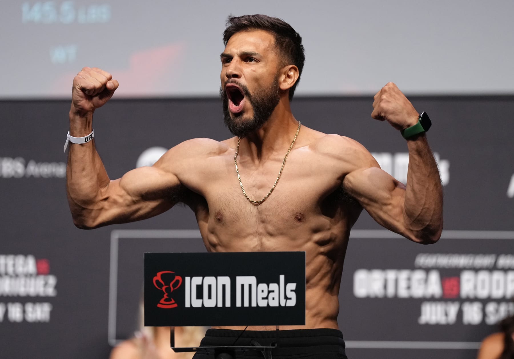 Yair Rodriguez will attempt to win the interim featherweight championship against Josh Emmett.