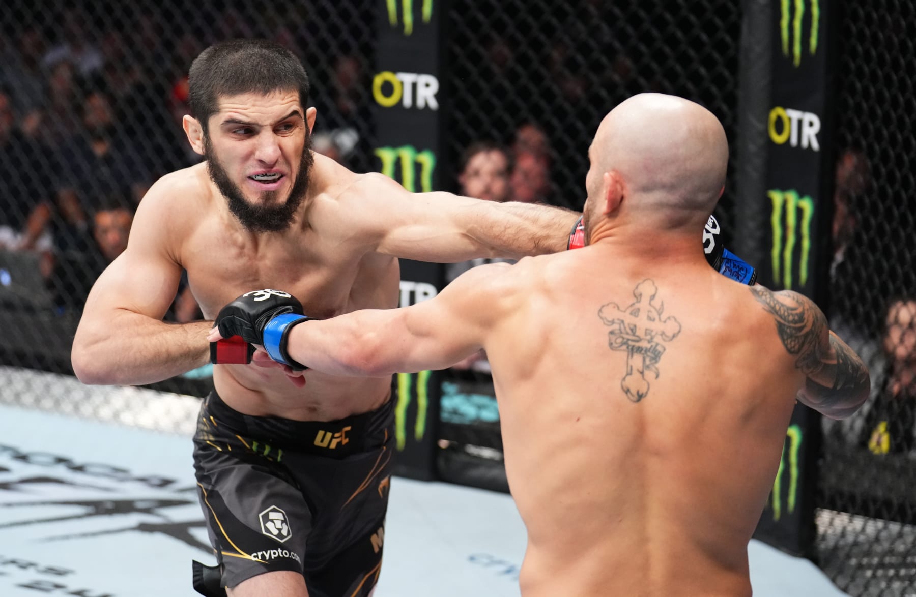 PERTH, AUSTRALIA - FEBRUARY 12: (L-R) Islam Makhachev of Russia punches Alexander Volkanovski of Australia in the UFC lightweight championship fight during the UFC 284 event at RAC Arena on February 12, 2023 in Perth, Australia. (Photo by Chris Unger/Zuffa LLC via Getty Images)