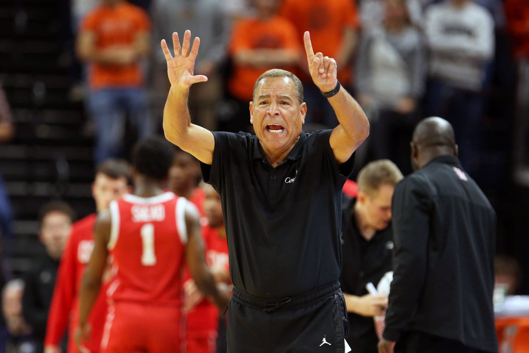CHARLOTTESVILLE, VA - DECEMBER 17: Head coach Kelvin Sampson of the Houston Cougars calls a play in the first half during a game against the Virginia Cavaliers at John Paul Jones Arena on December 17, 2022 in Charlottesville, Virginia. (Photo by Ryan M. Kelly/Getty Images)