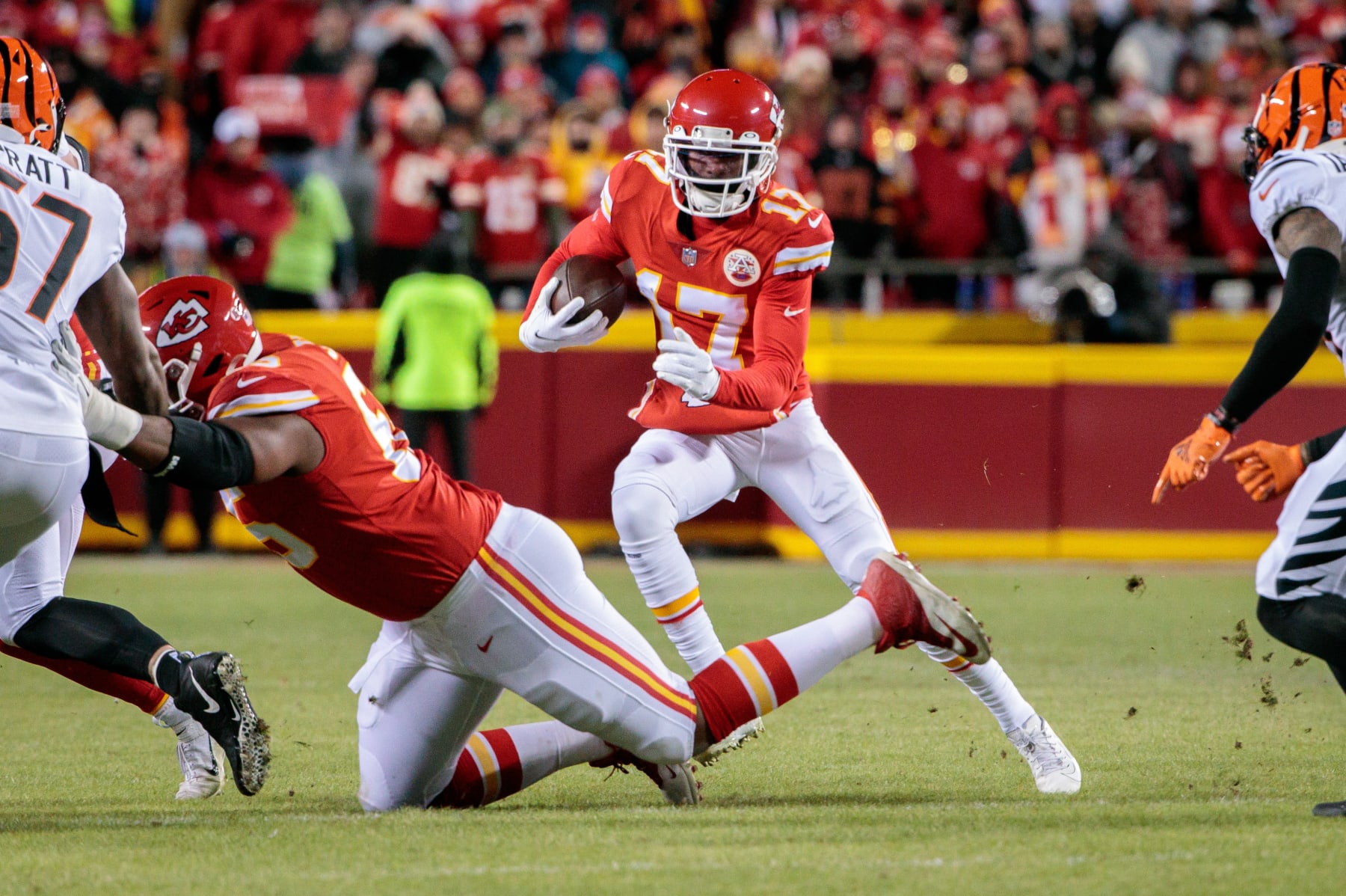 Chiefs' Travis Kelce (back), Mecole Hardman (pelvis) active vs