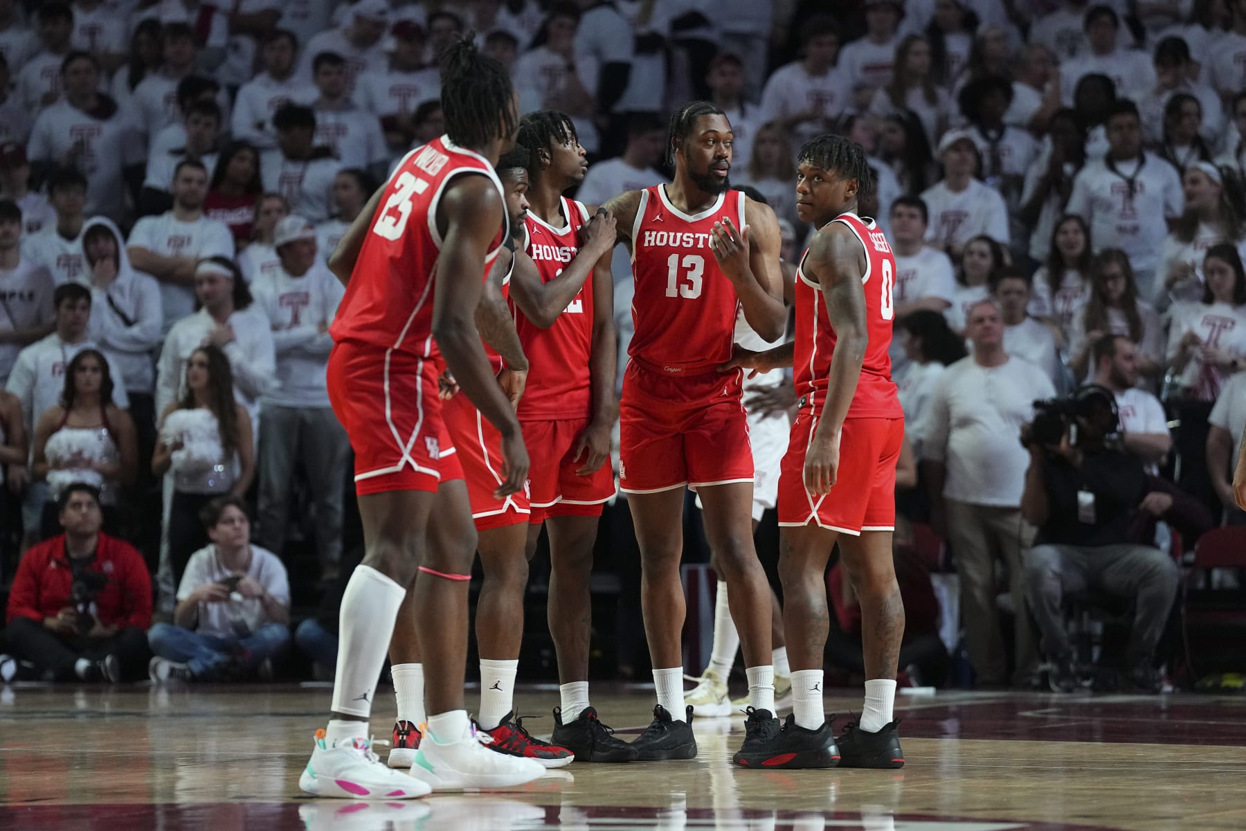 PHILADELPHIA, PA - FEBRUARY 05: Jarace Walker #25, Jamal Shead #1, Tramon Mark #12, J'Wan Roberts #13, and Marcus Sasser #0 of the Houston Cougars huddle against the Temple Owls at the Liacouras Center on February 5, 2023 in Philadelphia, Pennsylvania. (Photo by Mitchell Leff/Getty Images) PHILADELPHIA, PA - FEBRUARY 05: Jarace Walker #25, Jamal Shead #1, Tramon Mark #12, J'Wan Roberts #13, and Marcus Sasser #0 of the Houston Cougars huddle against the Temple Owls at the Liacouras Center on February 5, 2023 in Philadelphia, Pennsylvania. (Photo by Mitchell Leff/Getty Images)
