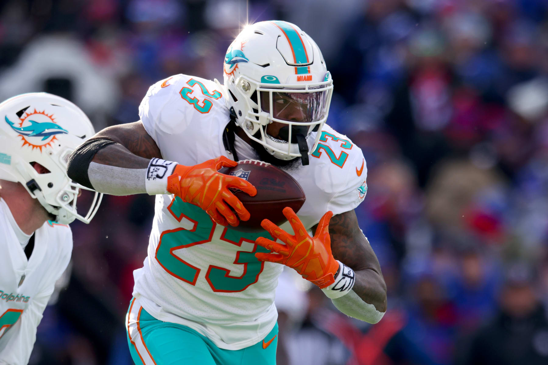 NFL Free Agency 2023: Miami Dolphins re-sign RB Jeff Wilson Jr