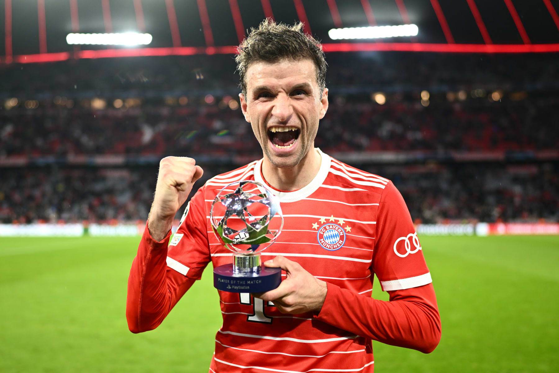 MUNICH, GERMANY - MARCH 08: Thomas Mueller of FC Bayern Munich celebrates with the PlayStation Player of the Match award after the team's victory in the UEFA Champions League round of 16 leg two match between FC Bayern München and Paris Saint-Germain at Allianz Arena on March 08, 2023 in Munich, Germany. (Photo by Alexander Scheuber - UEFA/UEFA via Getty Images) MUNICH, GERMANY - MARCH 08: Thomas Mueller of FC Bayern Munich celebrates with the PlayStation Player of the Match award after the team's victory in the UEFA Champions League round of 16 leg two match between FC Bayern München and Paris Saint-Germain at Allianz Arena on March 08, 2023 in Munich, Germany. (Photo by Alexander Scheuber - UEFA/UEFA via Getty Images)