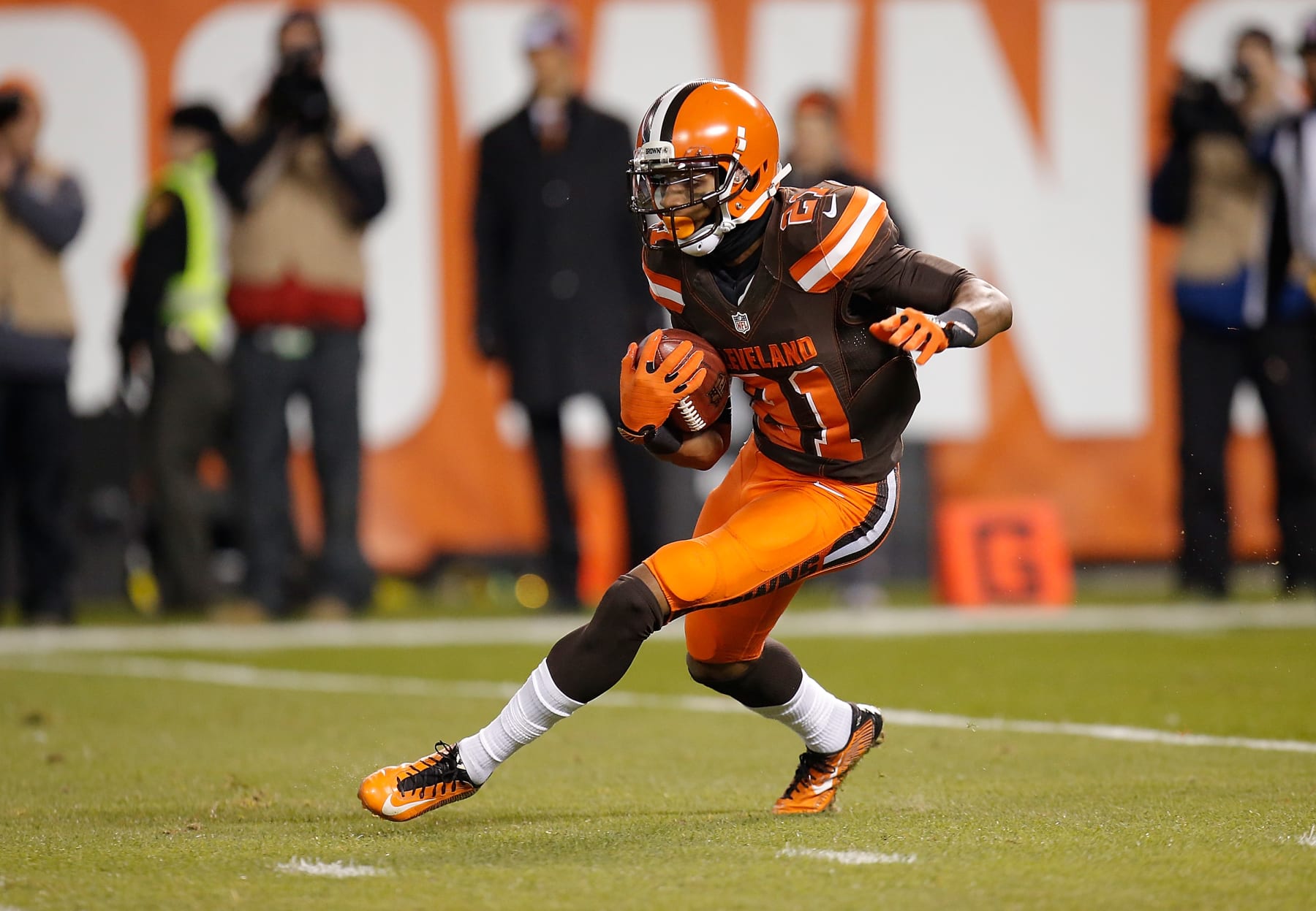 CLEVELAND, OH - NOVEMBER 30: Justin Gilbert #21 of the Cleveland Browns carries the ball against the Baltimore Ravens at FirstEnergy Stadium on November 30, 2015 in Cleveland, Ohio. (Photo by Gregory Shamus/Getty Images)