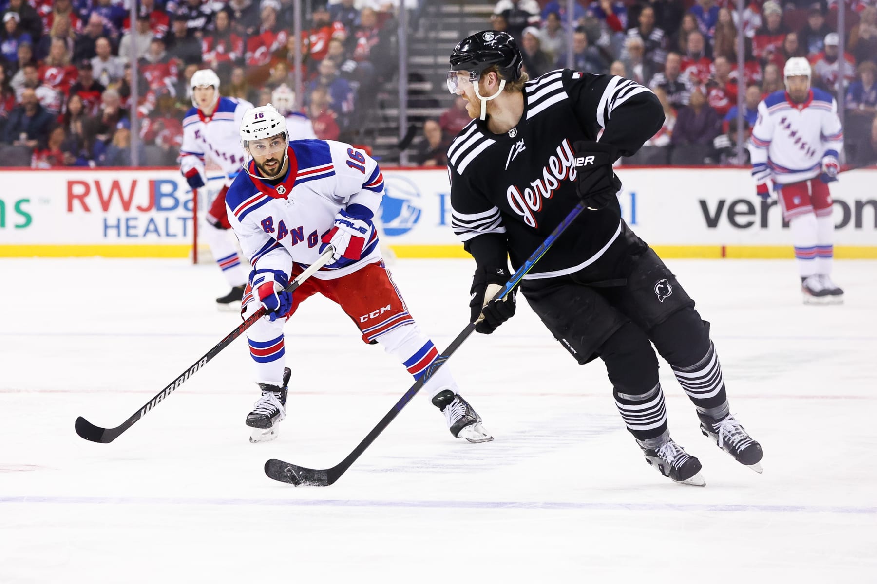 NEWARK, NJ - MARCH 30: New Jersey Devils defenseman Dougie Hamilton (7) skates with the puck during the National Hockey League game between the New York Rangers and the New Jersey Devils on March 30, 2023 at Prudential Center in Newark, NJ. (Photo by Andrew Mordzynski/Icon Sportswire via Getty Images)