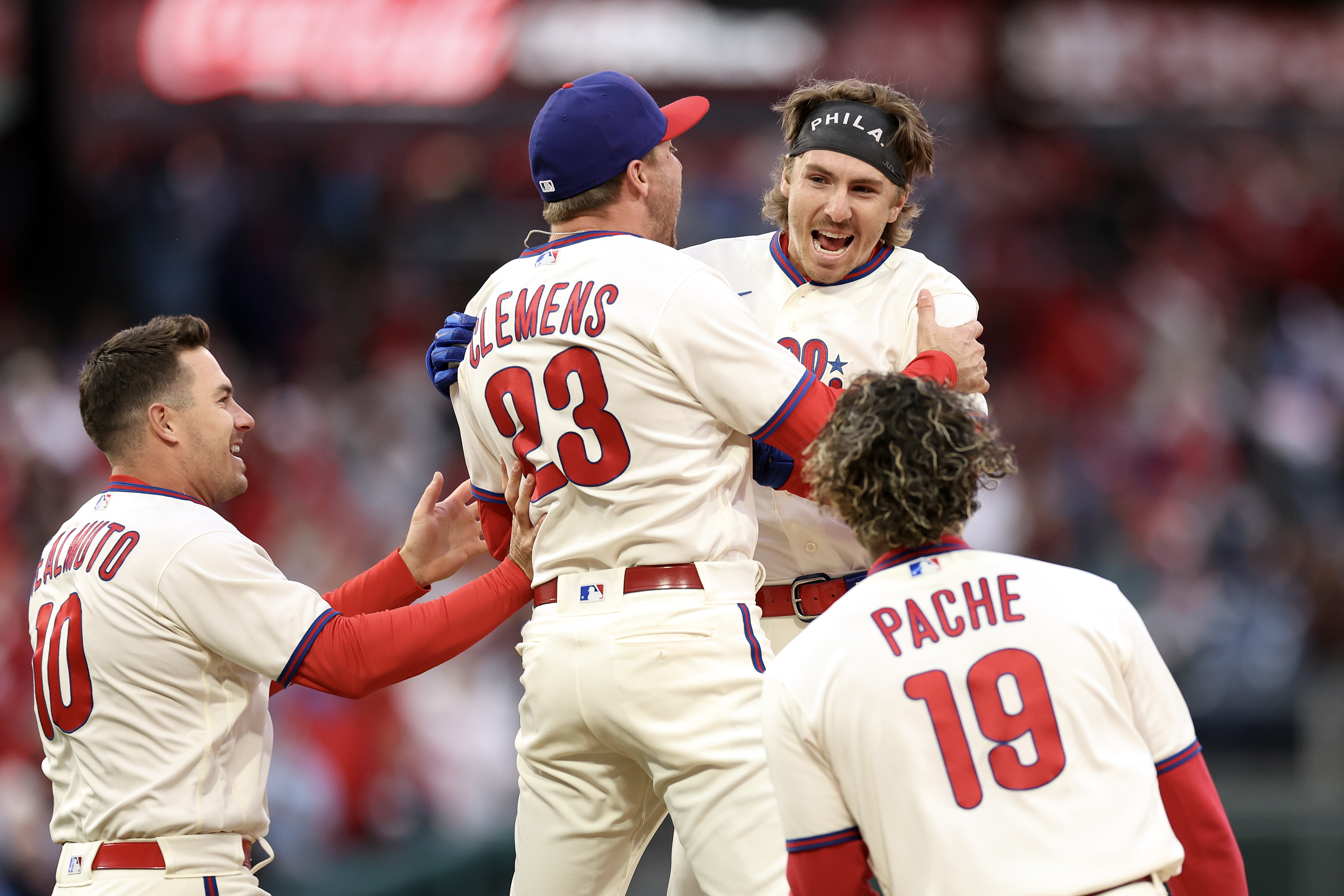 Phillies end 3-game skid by routing Reds