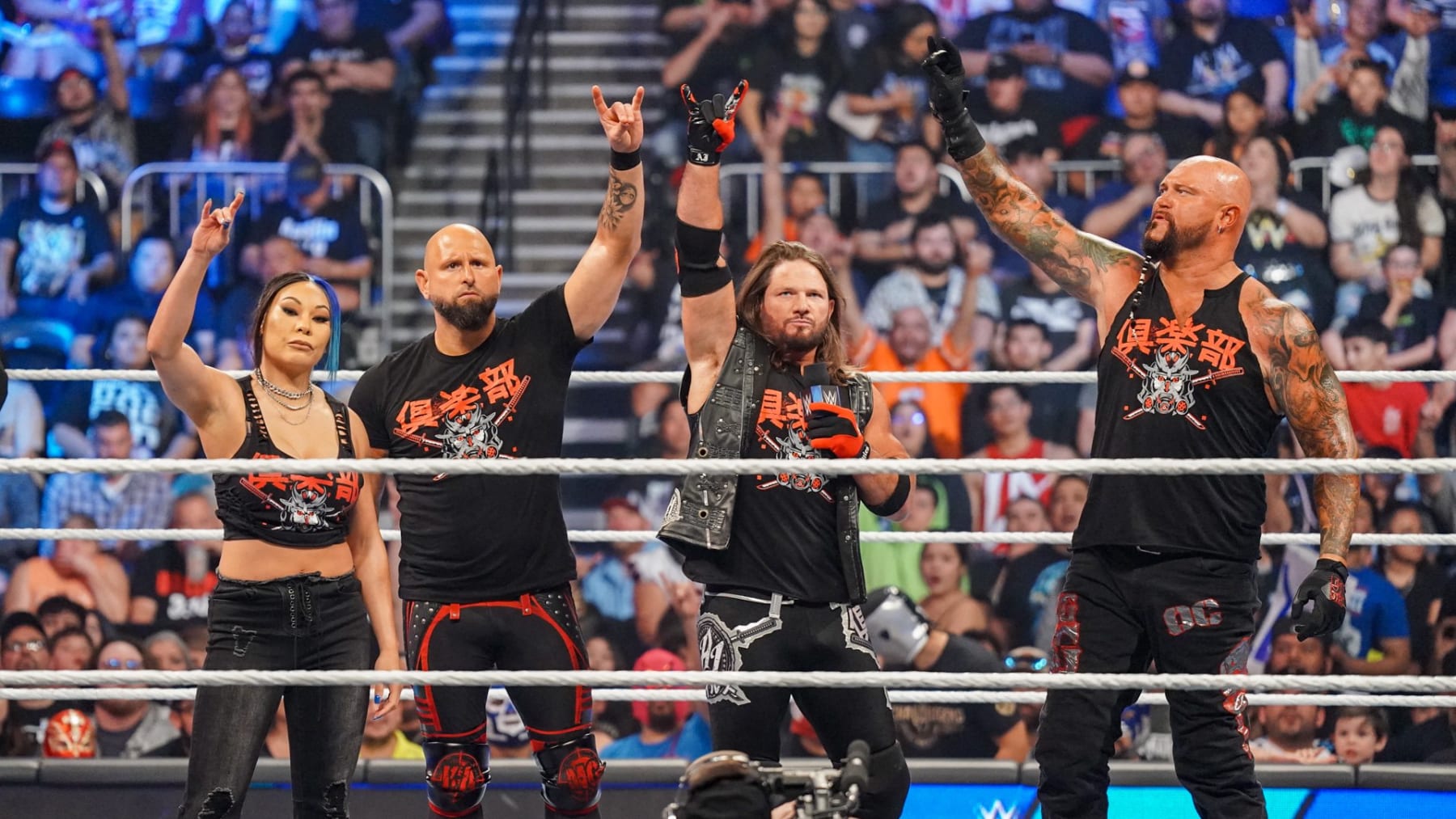 WWE SmackDown results, recap, grades: Bad Bunny, LWO stand tall in