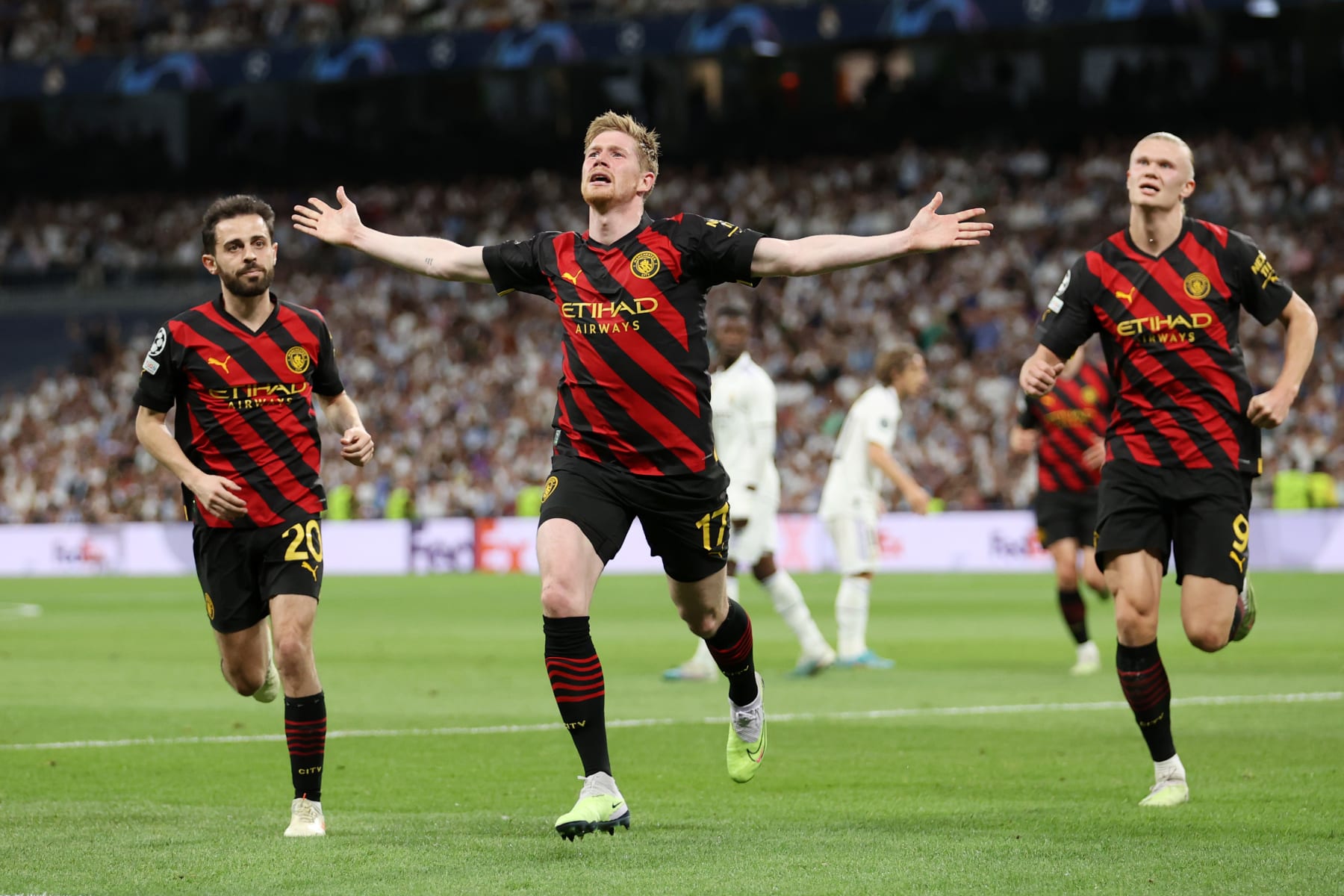 MADRID, SPAIN - MAY 09: Kevin De Bruyne of Manchester City celebrates after scoring the team's first goal during the UEFA Champions League semi-final first leg match between Real Madrid and Manchester City FC at Estadio Santiago Bernabeu on May 09, 2023 in Madrid, Spain. (Photo by Julian Finney/Getty Images)