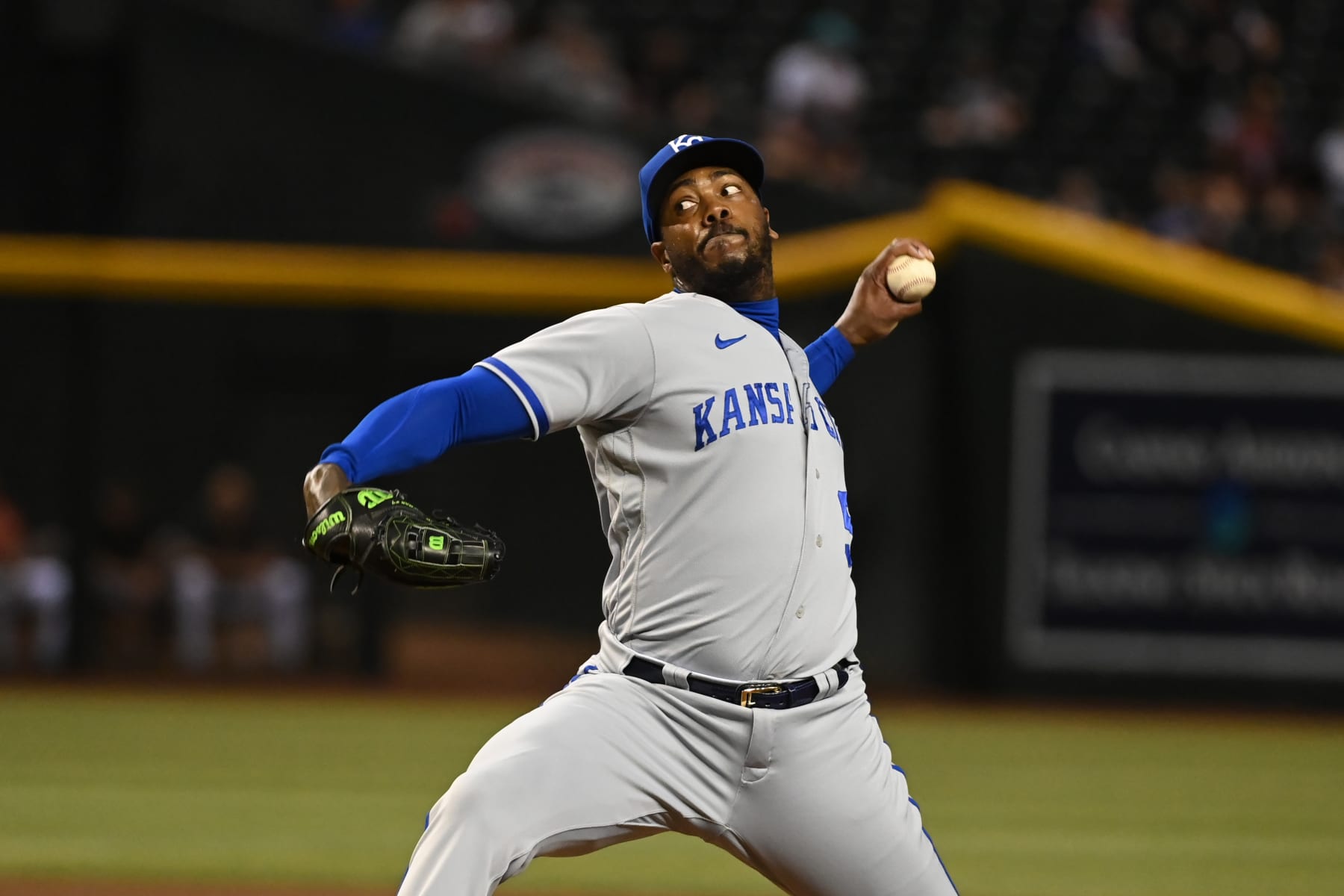 Rangers acquire Aroldis Chapman in trade with Royals