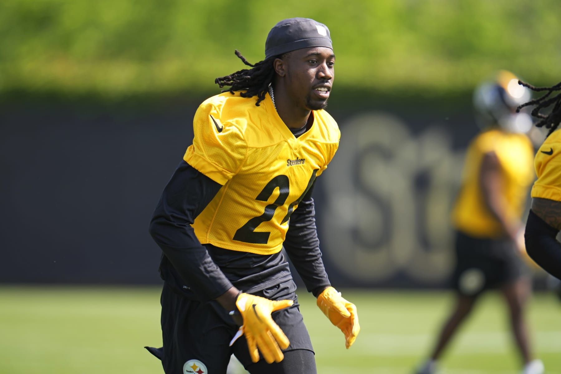 Pittsburgh Steelers offensive tackle Dan Moore Jr. (65) shuffles