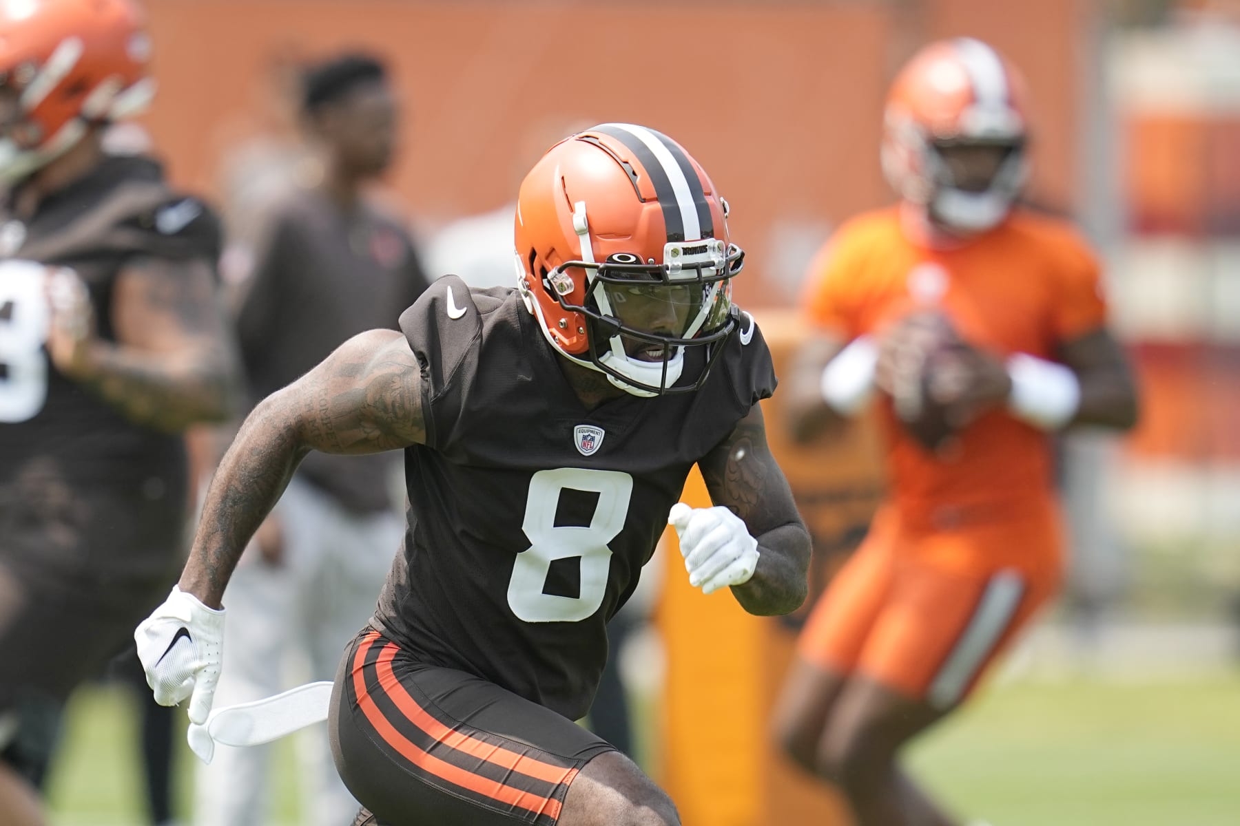 LB Andrew Van Ginkel gets orange practice jersey at OTA Friday