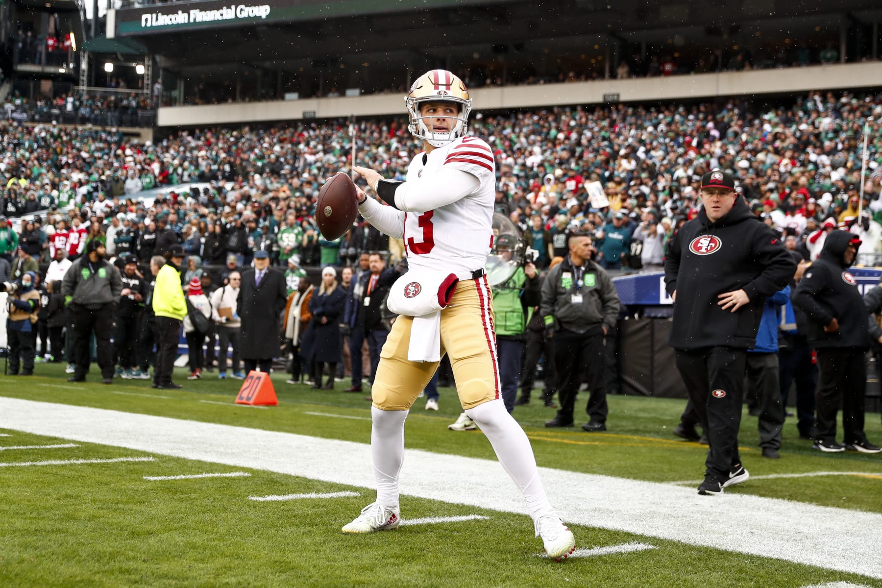 McCarthy honors deceased former teammate, throws TD that matches his jersey  number 