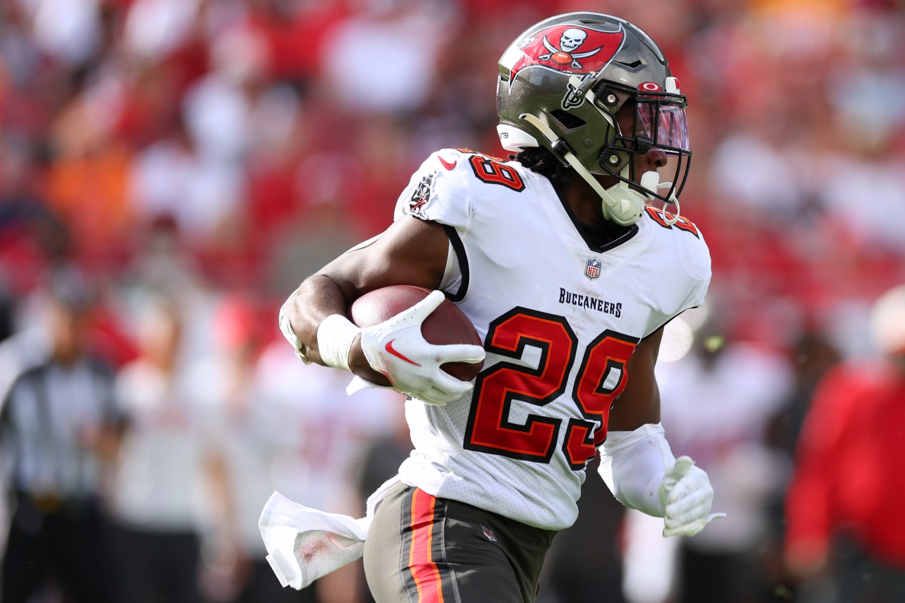 Buccaneers: CBS Sports projecting Travis Etienne to Tampa Bay