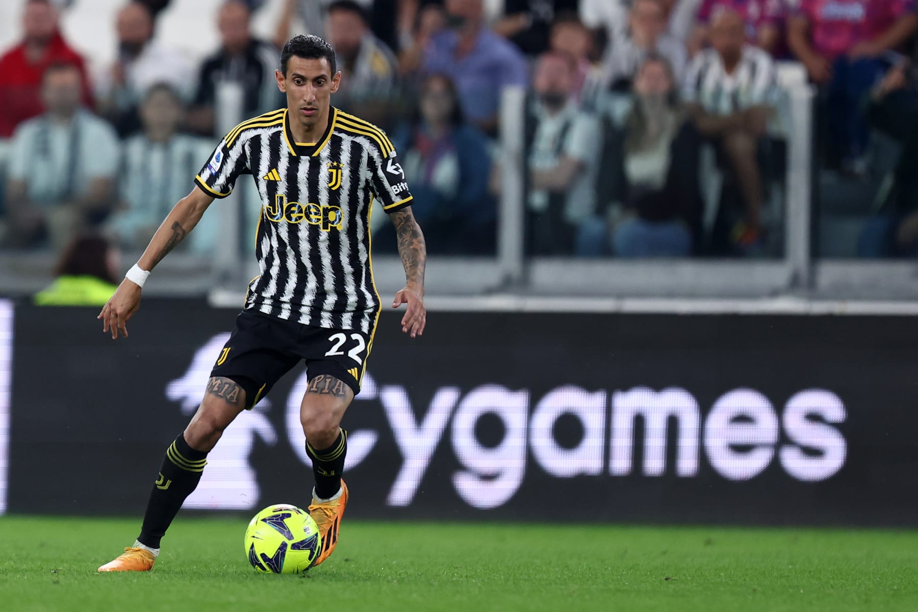 TURIN, ITALY - MAY 28: Angel Di Maria of Juventus Fc controls the ball during the Serie A match between Juventus and AC Milan at Allianz Stadium on May 28, 2023 in Turin, Italy. (Photo by Sportinfoto/DeFodi Images via Getty Images)