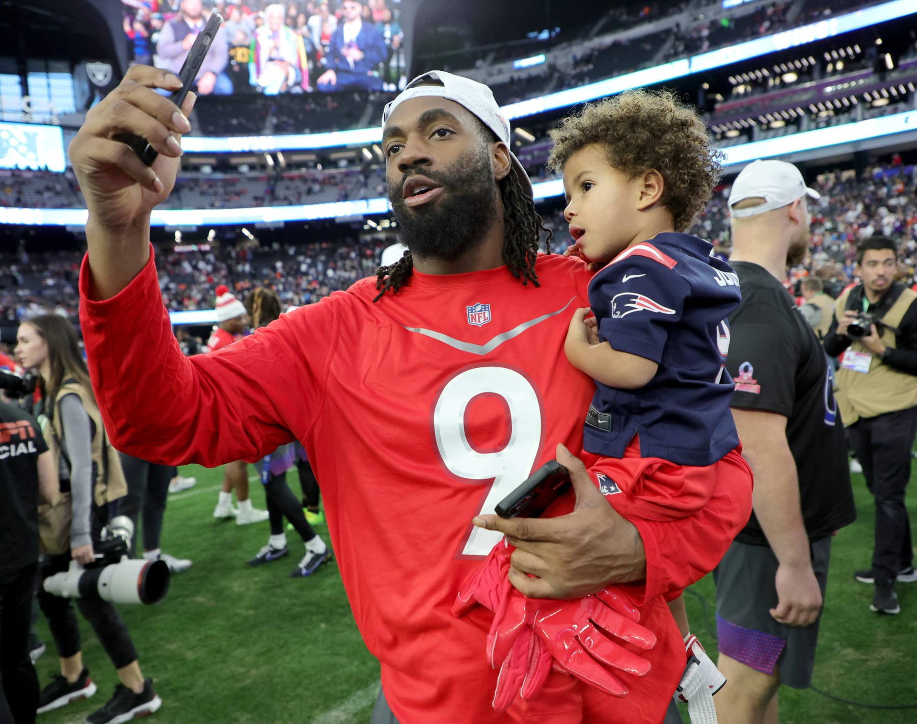 Free agent DeAndre Hopkins poses with Matthew Judon in Patriots